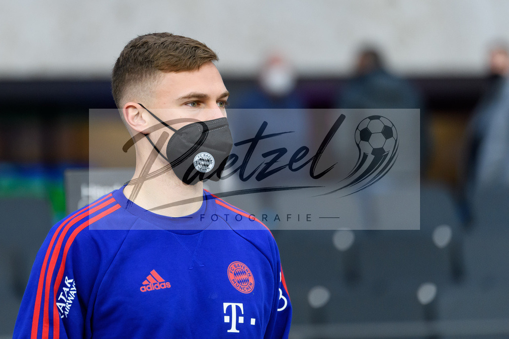BSCFCB20220123_032 | Fussball, Herren: Joshua Kimmich (FC Bayern Muenchen) schaut bei dem Spiel der 1. Bundesliga zwischen Hertha BSC und FC Bayern Muenchen im Olypiastadion am 23.01.2022 in Berlin, Deutschland.DFB / DFL REGULATIONS PROHIBIT ANY USE OF PHOTOGRAPHS AS IMAGE SEQUENCES AND/OR QUASI-VIDEO. - Realisiert mit Pictrs.com
