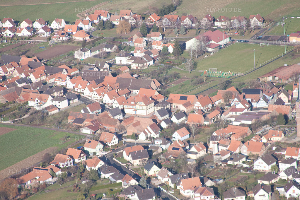 Luftbild: École élémentaire und Stade Municipal - U.S. Schleithal in Schleithal im Bundesland Bas-Rhin in Frankreich. – Foto: IMG_48498.jpg vom 11.12.2011 durch Werner Riehm/FLY-FOTO.de – Auflösung des Originals: 4752 x 3168 px