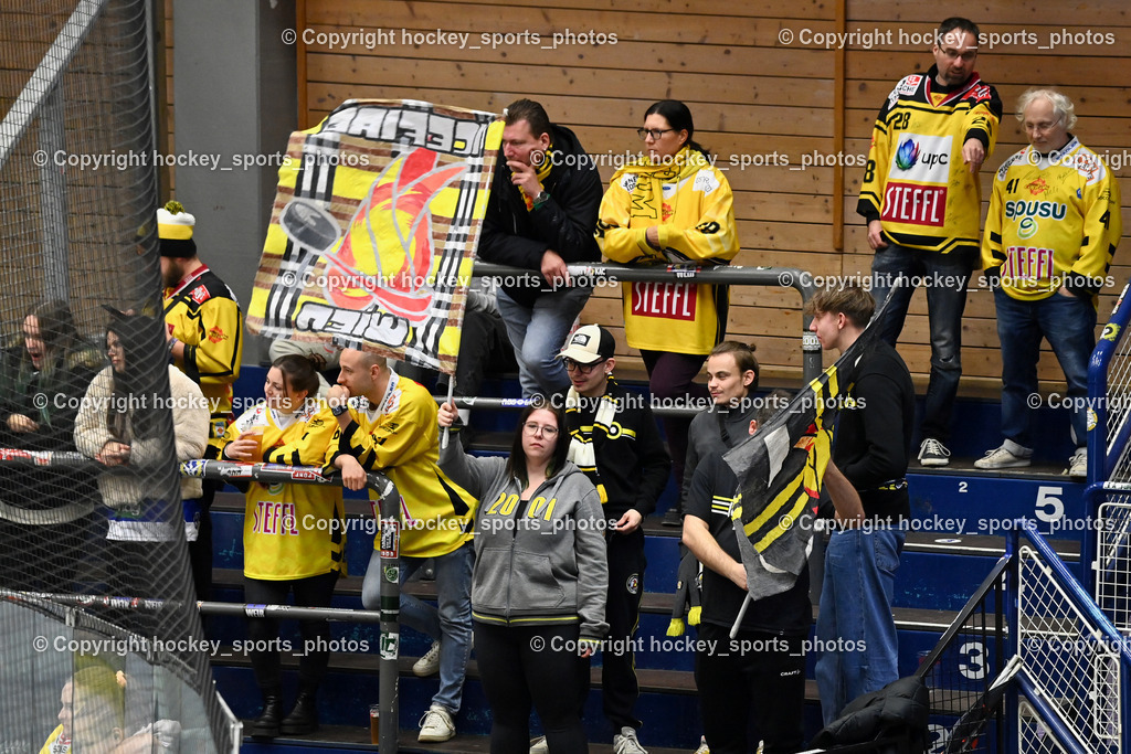 EC IDM WÄRMEPUMPEN VSV vs. Vienna Capitals | Vienna Capitals Fans, EC IDM WÄRMEPUMPEN VSV vs. Vienna Capitals, EC IDM WÄRMEPUMPEN VSV vs. Vienna Capitals am 16.11.2025 in Villach (Stadthalle Villach), Austria, (Photo by Bernd Stefan)