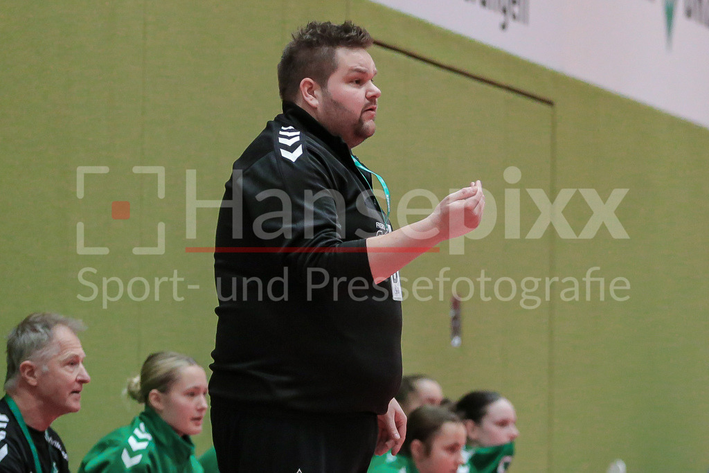 Handball, 2. Bundesliga Frauen, SV Werder Bremen - TuS Lintfort | v.li.: Timm Dietrich (Trainer, Cheftrainer, SV Werder Bremen) gibt Anweisungen, gestikuliert, mit den Armen gestikulieren