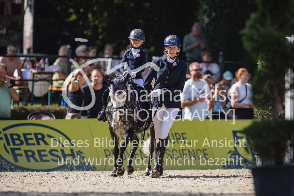 230910_OWLCh_Führzügel-124 | Deine schönsten Turniermomente als professionelle Fotos! Entdecke hochwertige Pferdesport-Fotografie im Online-Shop. Jetzt Fotos finden & bestellen!