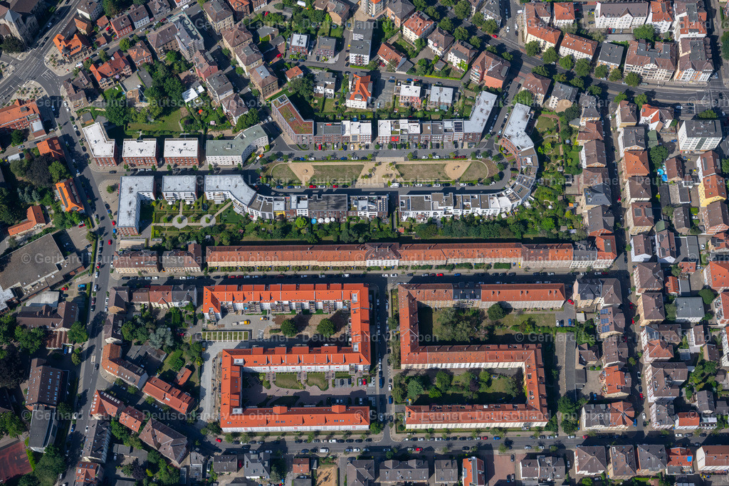 4035347 | BRAUNSCHWEIG 31.07.2020 Wohngebiet der Mehrfamilienhaussiedlung an der Uhlandstraße in Braunschweig im Bundesland Niedersachsen, Deutschland. // Residential area of the multi-family house settlement in Brunswick in the state Lower Saxony, Germany. Foto: Gerhard Launer