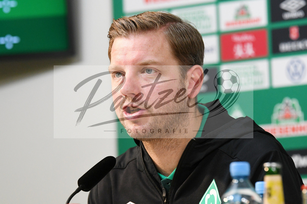 20200212_PKBREM_0020 | Fussball, Herren: Trainer Florian Kohfeldt (SV Werder Bremen) schaut waehrend der Pressekonferenz des SV Werder Bremen auf dem wohninvest Weserstadion am 12.02.2020 in Bremen, Deutschland. - Realisiert mit Pictrs.com