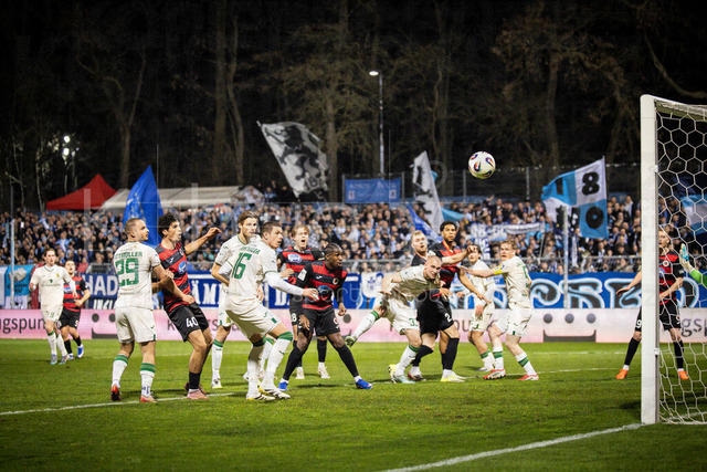 3. Liga: FC Viktoria Köln - TSV 1860 München, 06.03.2026 | Knapp vorbei kurz vor Schluss nach einem Eckball von der Kölner Viktoria ; Köln, 06.03.2026 - 28. Spieltag der 3. Fußball-Liga: FC Viktoria Köln - TSV 1860 München im Sportpark Höhenberg in Köln.Die DFL-Bestimmungen verbieten die Verwendung von Fotografien als Bildsequenzen und / oder Quasi-Videos.