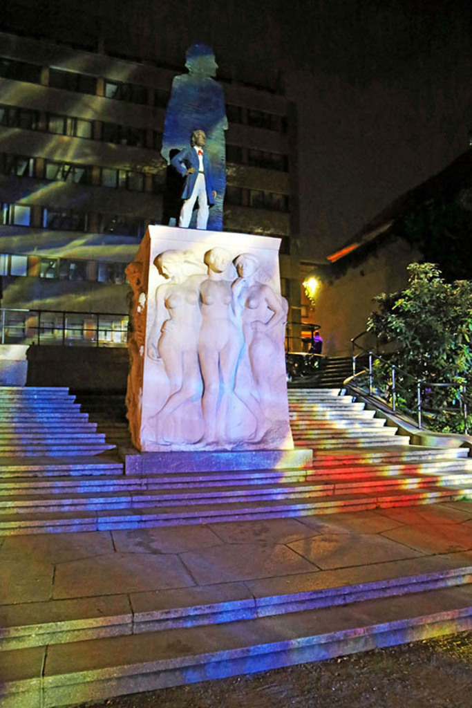 Foto: Leipzig - Richard Wagner Denkmal - während des Projektes Lichtraum 4 am 23.09.2019 | Das Team hinter BILDLEXIKON LEIPZIG bündelt historische wie aktuelle Informationen über die Stadt Leipzig in Text und Bild auf einer Plattform und stellt diese der interessierten Öffentlichkeit zur Verfügung.