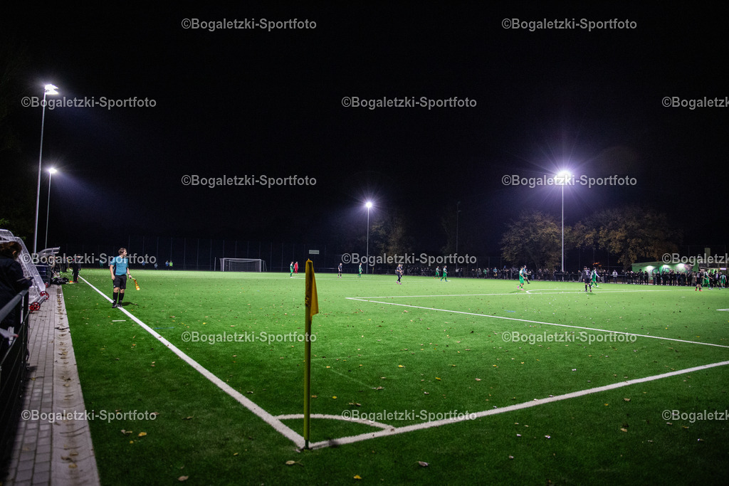 Kunstrasenplatz BZA Duissern | 30.11.2025, Fußball, Kreispokal, SV Duissern - SV Genc Osman: Der neue Kunstrasenplatz des SV Duissern unter Flutlicht - Realisiert mit Pictrs.com
