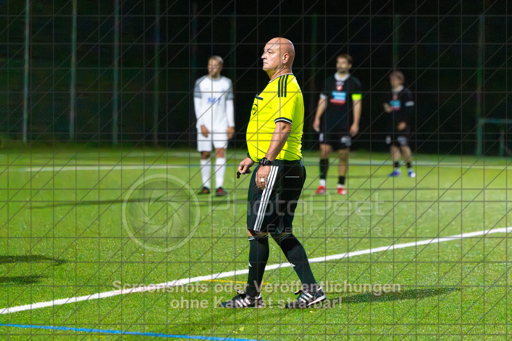 20261008_200547_0226_(c)_by_PhotoPeet | #,TSV Eschenbach (weiß) vs. SV Ebersbach (schwarz), Fußball, Bezirkspokal der Herren, Saison 2026/2027, Kunstrasenplatz, Schlater Straße, 73107 Eschenbach, 08.10.2026 - 19:30 Uhr,Foto: PhotoPeet / Sport- &amp; Eventfotografie / Peter Harich