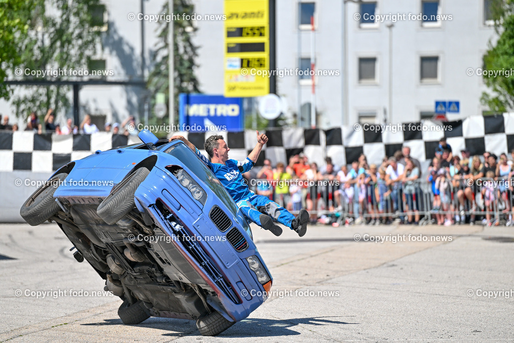 Linz_ Autostunt_ Monstertruck_ Show_ 20.05.2024-12 | 20.05.2024, Linz, AUT, Stuntshow, im Bild Linz, Autostunt, Monstertruck, Show, Schrottauto, Stuntman, Motor, Artistik, Ueberschlag, Feuershow, Zuschauer