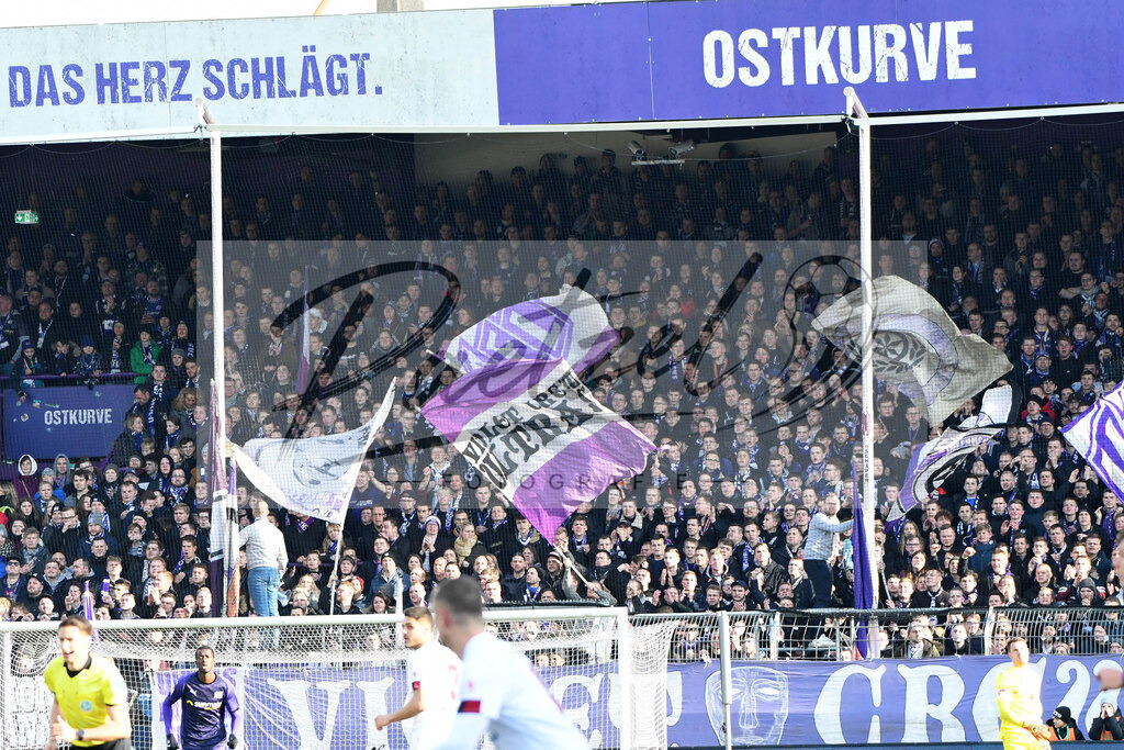 20200208_OSNFCN_0098 | Fußball, Herren: . Die Fans vom VfL Osnabrueck waehrend des Spiels der 2. Bundesliga zwischen VfL Osnabrueck und 1. FC Nuernberg im Stadion an der Bremer Bruecke am 08.02.2020 in Osnabrueck, Deutschland.DFB / DFL REGULATIONS PROHIBIT ANY USE OF PHOTOGRAPHS AS IMAGE SEQUENCES AND/OR QUASI-VIDEO. - Realisiert mit Pictrs.com