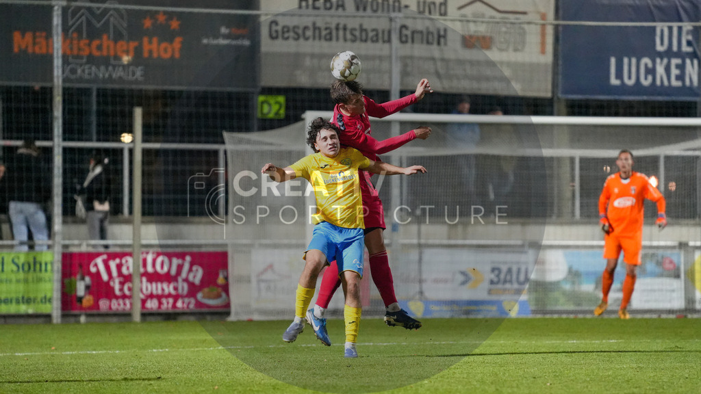 Fußball, Herren, Saison 2025/2026, Regionalliga Nordost, 17. Spieltag, FSV 63 Luckenwalde vs. ZFC Meuselwitz, Freitag 28.11.2025, Werner-Seelenbinder-Stadion Luckenwalde, | Fußball, Herren, Saison 2025/2026, Regionalliga Nordost, 17. Spieltag, FSV 63 Luckenwalde vs. ZFC Meuselwitz, Freitag 28.11.2025, Werner-Seelenbinder-Stadion Luckenwalde, Im Bild: Max Hathaway (l. Luckenwalde) und Leon Schmökel (r. Meuselwitz) - Realisiert mit Pictrs.com