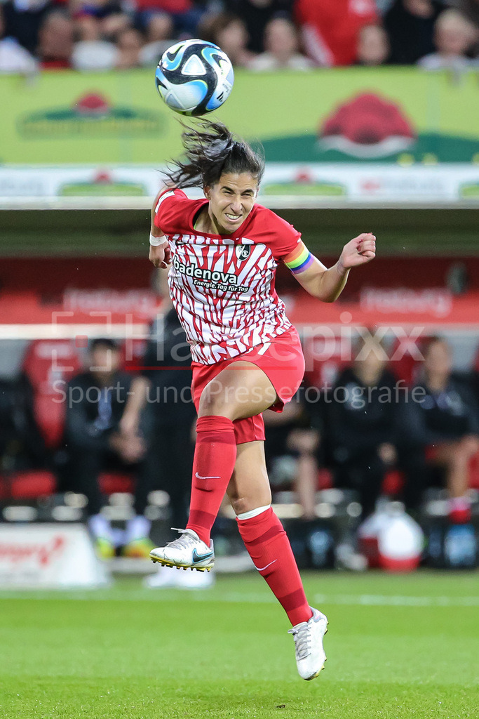 Fussball, Google Pixel Frauen-Bundesliga, SC Freiburg - SV Werder Bremen | v.li.: Hasret Kayikci (SC Freiburg, 11) beim Kopfball, Aktion, Action, Spielszene, DIE DFB-RICHTLINIEN UNTERSAGEN JEGLICHE NUTZUNG VON FOTOS ALS SEQUENZBILDER UND/ODER VIDEOÄHNLICHE FOTOSTRECKEN. DFB REGULATIONS PROHIBIT ANY USE OF PHOTOGRAPHS AS IMAGE SEQUENCES AND/OR QUASI-VIDEO.