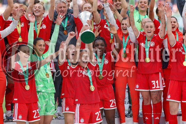 14.05.2026, GER, Fussball, Frauen, DFB-Pokal, Finale, Saison 2025/2026, VfL Wolfsburg - FC Bayern München | Arianna Caruso (Bayern) lächelt, lacht mit dem DFB Pokal in der Hand