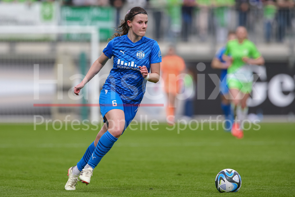 Fussball, DFB-Pokal Frauen, VfL Wolfsburg - SGS Essen | v.li.: Katharina Piljic (SGS Essen, 6) am Ball, Einzelbild, Ganzkörper, Aktion, Action, Spielszene, DIE DFB-RICHTLINIEN UNTERSAGEN JEGLICHE NUTZUNG VON FOTOS ALS SEQUENZBILDER UND/ODER VIDEOÄHNLICHE FOTOSTRECKEN. DFB REGULATIONS PROHIBIT ANY USE OF PHOTOGRAPHS AS IMAGE SEQUENCES AND/OR QUASI-VIDEO.