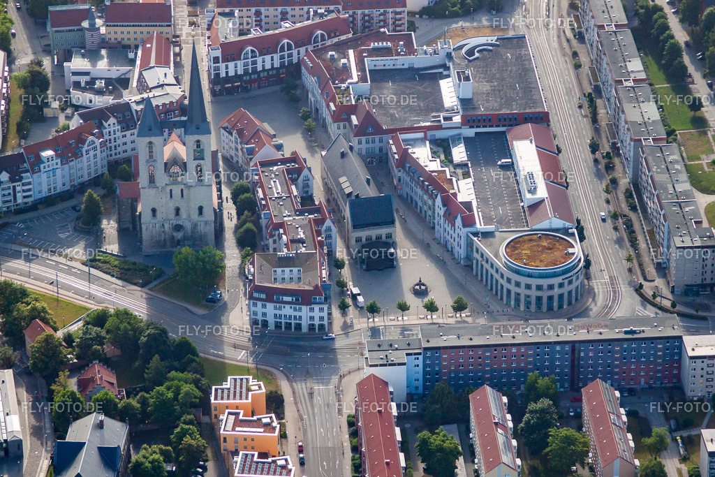 Holzmarkt, Rathauspassagen und St. Martini Kirche | Luftbild: Holzmarkt, Rathauspassagen und St. Martini Kirche in Halberstadt im Bundesland Sachsen-Anhalt in Deutschland. Foto: IMG_58392.jpg vom 30.06.2013 durch Werner Riehm/FLY-FOTO.de - Realisiert mit Pictrs.com