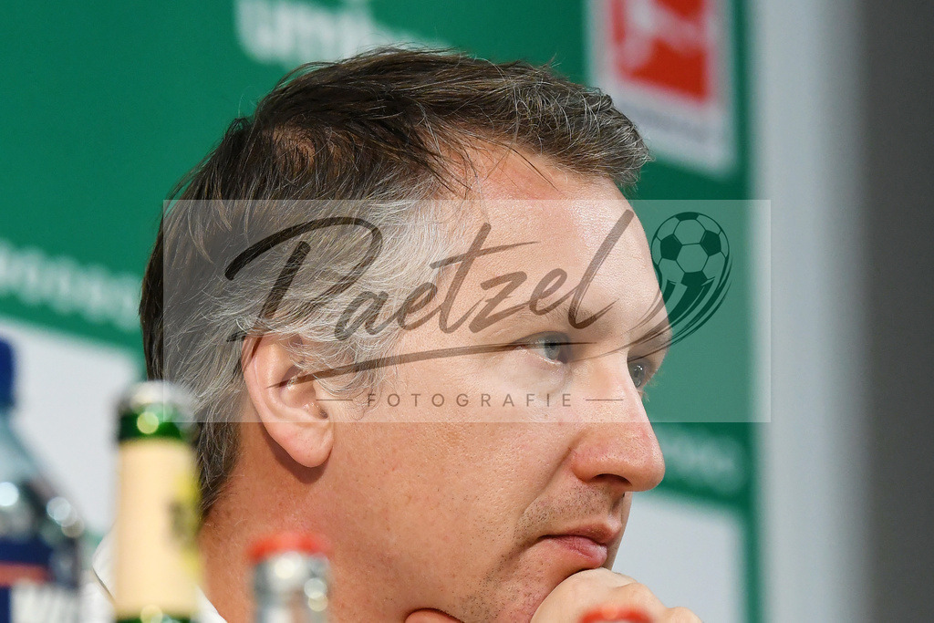 20200303_PKWBRE_0012 | Fussball, Herren: Geschaeftsfuehrer Fussball Frank Baumann (SV Werder Bremen) schaut waehrend der Pressekonferenz des SV Werder Bremen im Presseraum des wohninvest Weserstadion am 03.03.2020 in Bremen, Deutschland. - Realisiert mit Pictrs.com