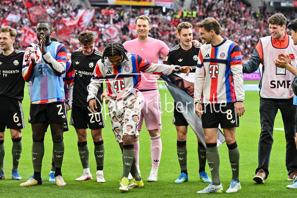 SC Freiburg - FC Bayern München | FREIBURG, GERMANY - 04. APRIL: die Spieler der Gäste feiern zusammen mit den Fans den 2-3 Auswärtssieg in Freiburg während dem Bundesligamatch zwischen dem SC Freiburg und dem FC Bayern München am 28. Spieltag im Europa-Park Stadion / DFL REGULATIONS PROHIBIT ANY USE OF PHOTOGRAPHS AS IMAGE SEQUENCES AND/OR QUASI-VIDEO / Serge GNABRY (FC Bayern Munich 7) und Leon GORETZKA (FC Bayern Munich 8)