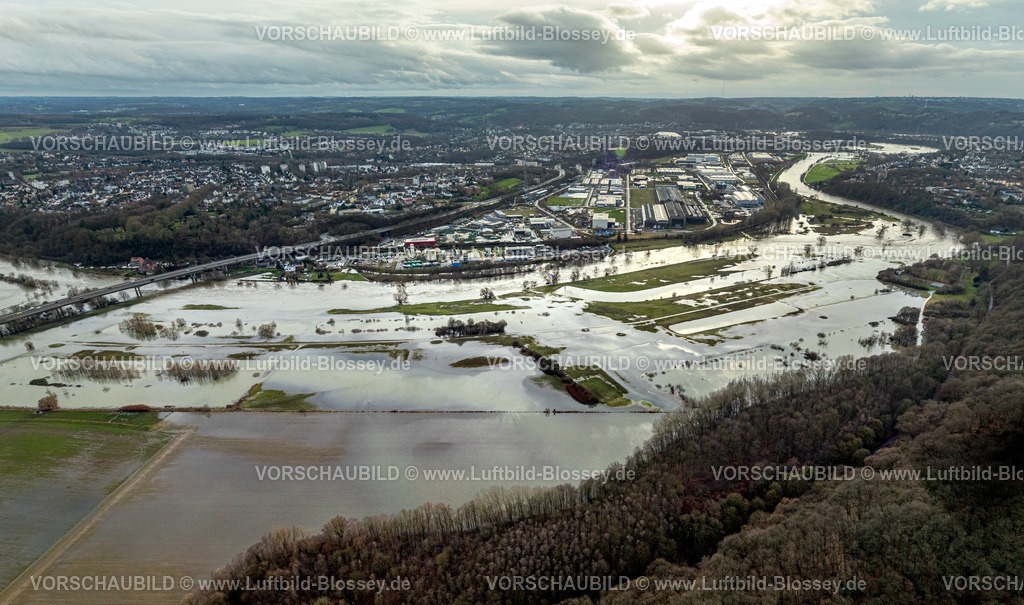 Hattingen231202209Ruhr | Luftbild, Ruhrhochwasser, Weihnachtshochwasser 2023, Fluss Ruhr tritt nach starken Regenfällen über die Ufer, Überschwemmungsgebiet Kosterbrücke und LWL-Museum Henrichshütte, Bäume im Wasser, Weitmar-Mark, Bochum, Ruhrgebiet, Nordrhein-Westfalen, Deutschland
