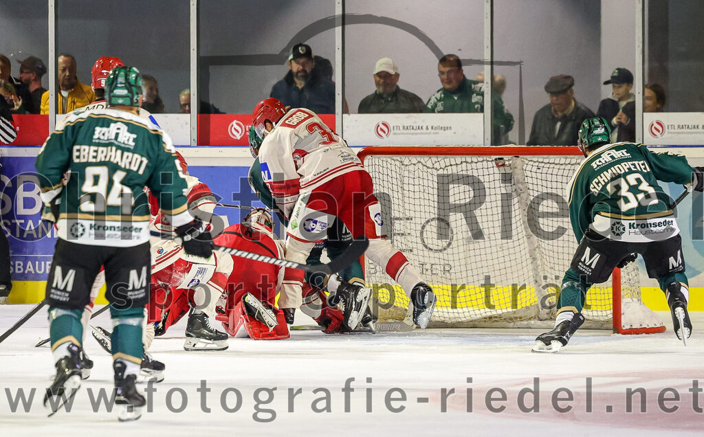 2025-09-12_117_TSV_Erding_gegen_EV_Landshut | Erding, Deutschland, 12.09.2025:Eishockey, Oberliga Süd 2025 / 2026, Testspiel, TSV Erding gegen EV Landshut, Endergebnis: 4:6Philipp Dietl (EV Landshut, #29), Dominik Groß (EV Landshut, #3), Marc Schmidpeter (Erding Gladiators, #33)Foto: Christian Riedel / fotografie-riedel.net