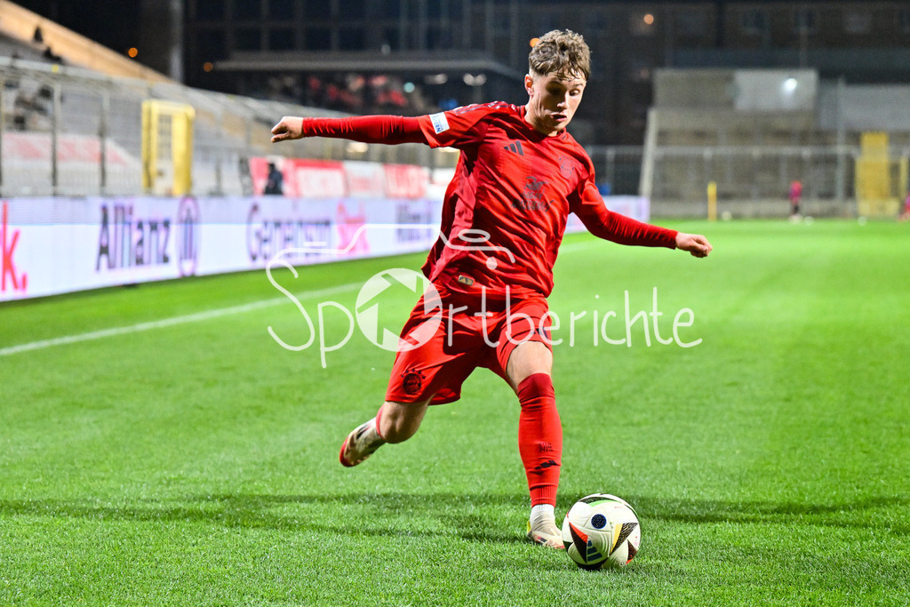 FC Bayern Amateure - SpVgg Hankofen-Hailing | am Ball Tim BINDER (FC Bayern München II #7) / Einzelfoto / Freisteller / Regionalliga Bayern: FC Bayern Muenchen II - SpVgg Hankofen-Hailing, Gruenwalder Stadion am 28.03.2025