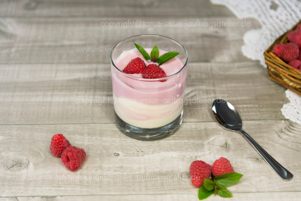 Raspberries with raspberrie creme and yogurt cream stratified  | Himbeeren auf Himbeer Creme geschichtet auf weißer Creme. 