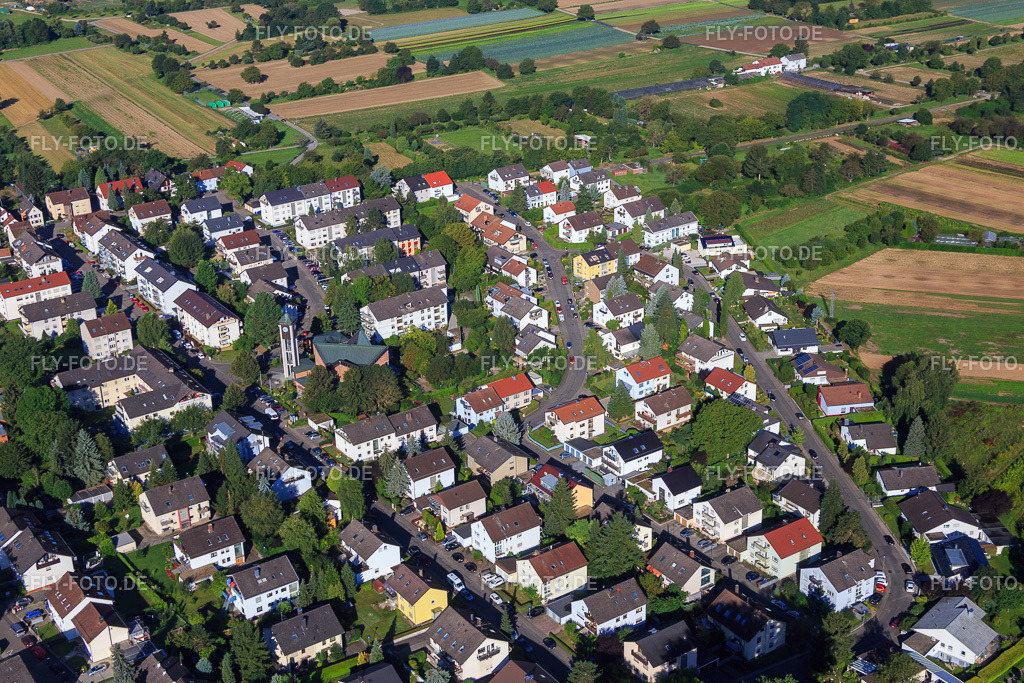 St. Margaretha http://www.kath-durlach-bergdoerfer.de/ueber-uns/unsere-kirchen/st-margaretha-wolfartsweier/ | Luftbild: St. Margaretha http://www.kath-durlach-bergdoerfer.de/ueber-uns/unsere-kirchen/st-margaretha-wolfartsweier/ im Ortsteil Wolfartsweier in Karlsruhe im Bundesland Baden-Württemberg in Deutschland. Foto: IMG_093008.jpg vom 13.08.2016 durch Werner Riehm/FLY-FOTO.de - Realisiert mit Pictrs.com