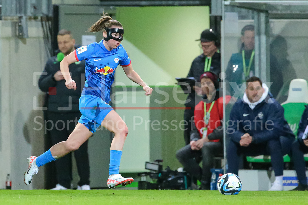Fussball, Google Pixel Frauen-Bundesliga, VfL Wolfsburg - RB Leipzig | v.li.: Julia Pollak (RB Leipzig, 29) am Ball, Einzelbild, Ganzkörper, Aktion, Action, Spielszene, DIE DFB-RICHTLINIEN UNTERSAGEN JEGLICHE NUTZUNG VON FOTOS ALS SEQUENZBILDER UND/ODER VIDEOÄHNLICHE FOTOSTRECKEN. DFB REGULATIONS PROHIBIT ANY USE OF PHOTOGRAPHS AS IMAGE SEQUENCES AND/OR QUASI-VIDEO.