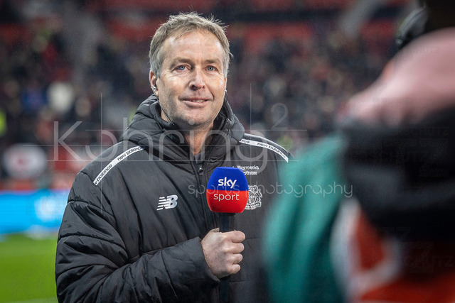 German Bundesliga, Bayer 04 Leverkusen vs. VfB Stuttgart, 10.01.2026 | LEVERKUSEN, GERMANY - JANUARY 10:  Kasper Hjulmand (Head Coach Bayer 04 Leverkusen) during the German Bundesliga match on gameday 16 between Bayer 04 Leverkusen vs. VfB Stuttgart at BayArena on January 10, 2026 in Leverkusen, Germany. DFL REGULATIONS PROHIBIT ANY USE OF PHOTOGRAPHS AS IMAGE SEQUENCES AND/OR QUASI-VIDEO.