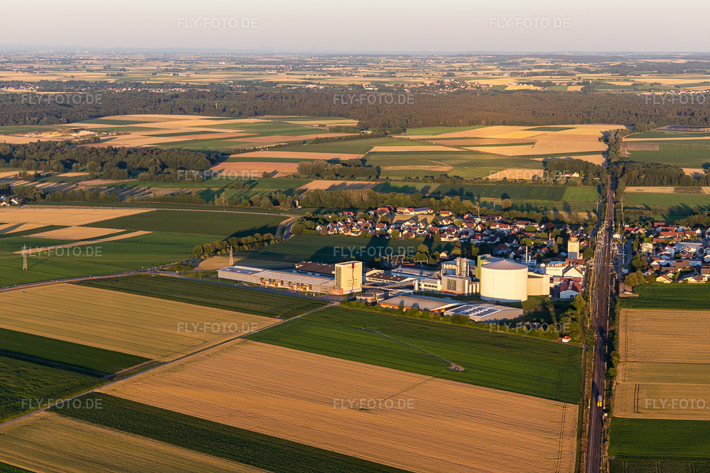 Luftbild: Gewerbegebiet Südstärke in Sünching im Bundesland Bayern in Deutschland. – Foto: IMG_133326.jpg vom 03.07.2022 durch Werner Riehm/FLY-FOTO.de – Auflösung des Originals: 5472 x 3648 px – SÜDSTÄRKE GMBH