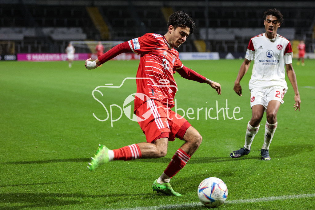 FC Bayern Amateure - 1. FC Nuernberg II | Lucas Copado Schrobenhauser (FCB #9) kann den Ball nicht mehr vor der Linie retten