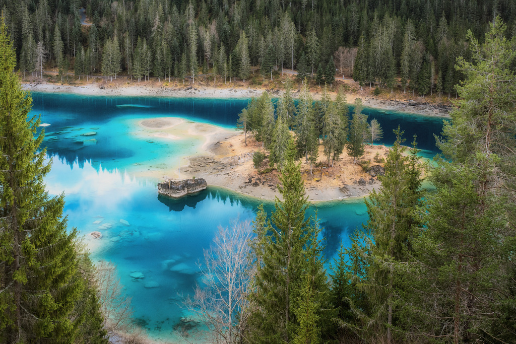 Caumasee Flims | Der bekannte und stark frequentierte Caumasee im Frühjahr. - Realisiert mit Pictrs.com