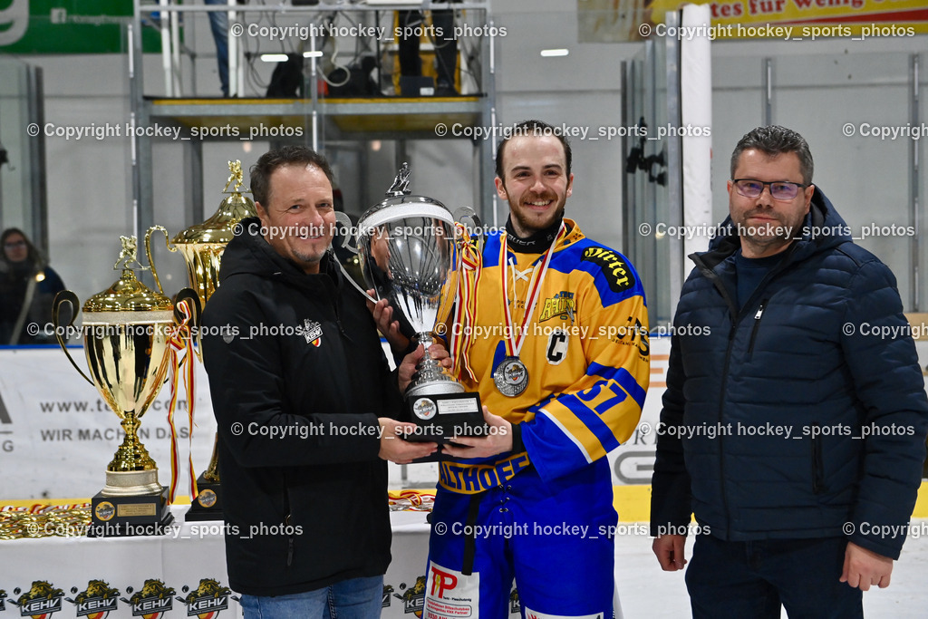 ESC SOCCERZONE STEINDORF vs. 1. EHC Althofen | KEHV Präsident Michael Herzog Löschnig, #67 Schettina Kevin 1. EHC ALTHOFEN, Pokal Übergabe, ESC SOCCERZONE STEINDORF vs. 1. EHC Althofen, Siegerehrung ESC SOCCERZONE STEINDORF & 1. EHC Althofen am 08.03.2025 in Steindorf (Ossiachersee Halle), Austria, (Photo by Bernd Stefan)