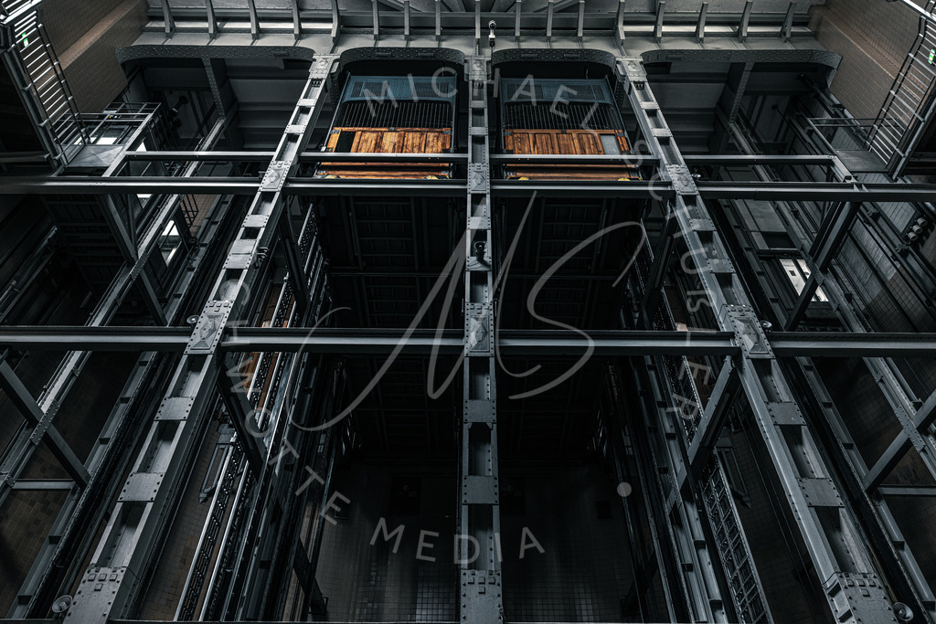 2021-07-13 Hamburg - 090 | Perfekte Symetrie - Lastenaufzug im alten Elbtunnel - Realisiert mit Pictrs.com