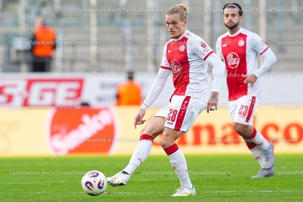 xYDRx18102501202 | 18.10.2025, xydrx, Fußball, 3.Liga, Rot-Weiss Essen - FC Viktoria Köln, Saison 2025 2026, Stadion an der Hafenstraße: Tom Moustier (Rot-Weiss Essen #28)   DFB regulations prohibit any use of photographs as image sequences and or quasi-video.