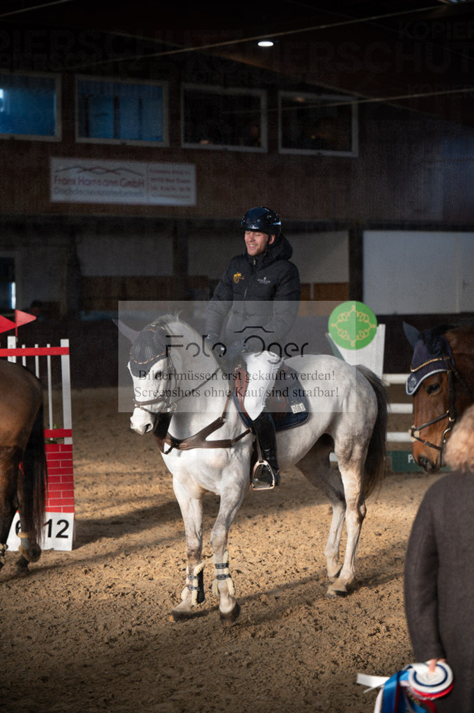 Hallenreittunier Voxtrup 2023 | Entdecke hochwertige Reitturnierfotos von Foto Oger. Professionell, emotional und authentisch – jetzt Lieblingsmomente im Shop bestellen.Deutschlandweite Turnierfotografie. - Realisiert mit Pictrs.com