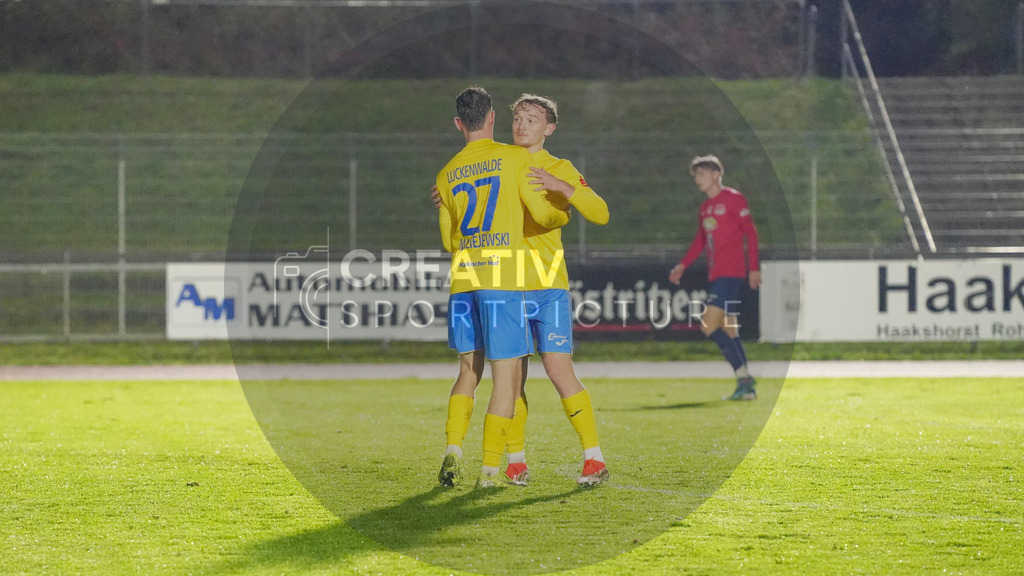 Fußball, Herren, Saison 2025/2026, Regionalliga Nordost, 12. Spieltag, FC Eilenburg vs. FSV 63 Luckenwalde, Freitag 17.10.2025, Ilburgstadion Eilenburg, | Fußball, Herren, Saison 2025/2026, Regionalliga Nordost, 12. Spieltag, FC Eilenburg vs. FSV 63 Luckenwalde, Freitag 17.10.2025, Ilburgstadion Eilenburg, Im Bild: Erleichterung und Freude nach Abpfiff beim FSV 63 Luckenwalde um Tim Maciejewski (l.) und Remo Merke (r.) - Realisiert mit Pictrs.com