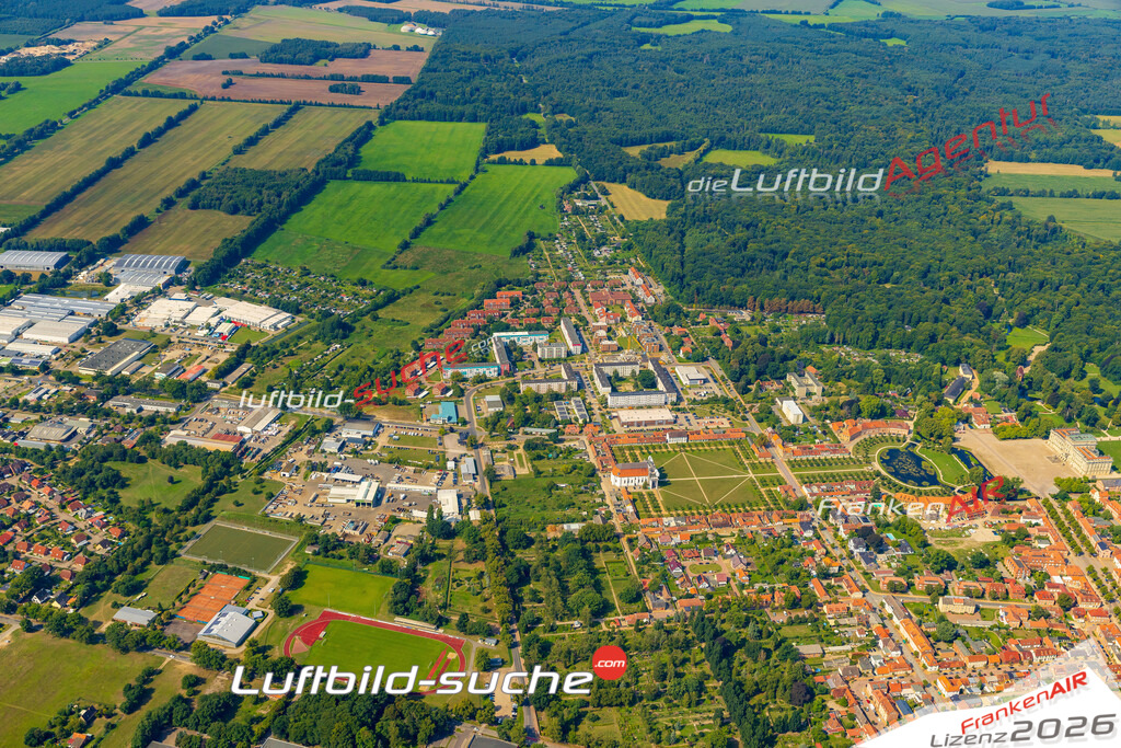 Neue Luftbildaufnahme der Stadt Ludwigslust - Das Luftbild wurde 2025 vom UL-Flugzeug heraus erstellt ( keine Drohnenaufnahme ) - Hochauflösende Luftaufnahme - für Wandbilder und großformatige Ausdrucke geeignet. Das besondere Geschenk!Hier alle&nbsp;Infos zur Lizenzierung der LuftaufnahmeWir fliegen auch dieses Jahr wieder in Ihre Region um Luftbilder zu erstellen.- Luftbild anfragen
