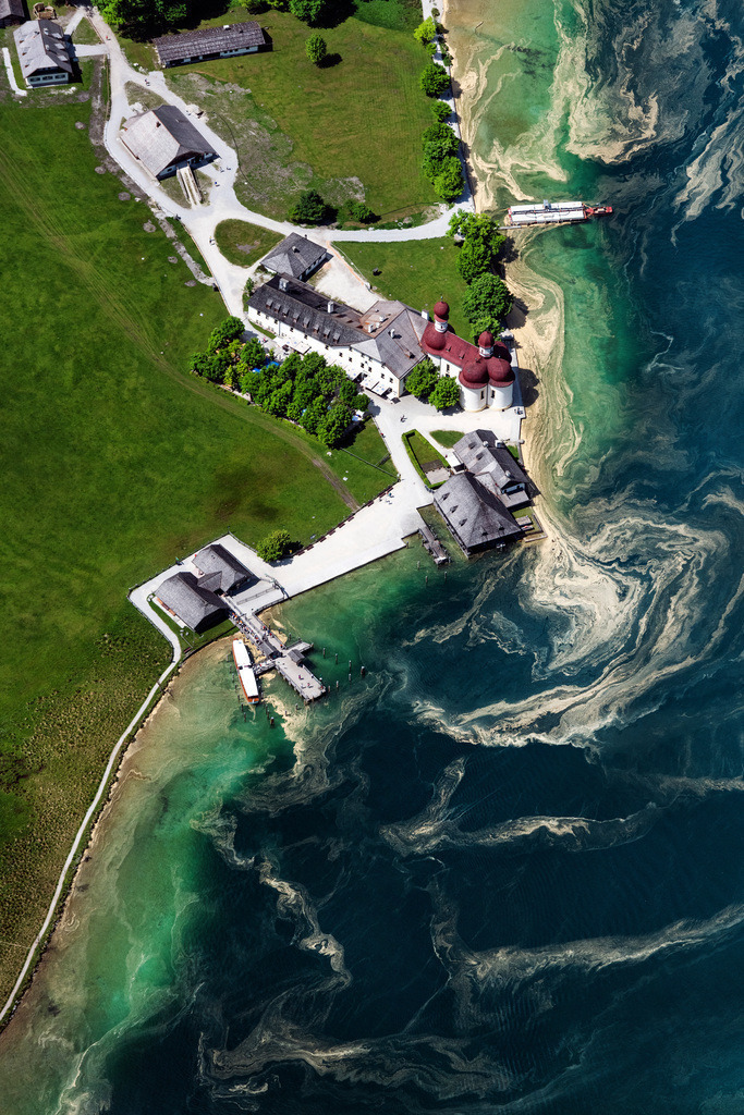 dr__0097454.jpg | SCHöNAU AM KöNIGSSEE 19.05.2022 Kirchengebäude der Kapelle Wallfahrtskirche St.Bartholomä am Königsee an der Straße Kessel-St Bartholomä in Schönau am Königssee im Bundesland Bayern, Deutschland. // Churches building the chapel Wallfahrtskirche St.Bartholomae on Koenigsee on street Kessel-St Bartholomae in Schoenau am Koenigssee in the state Bavaria, Germany. Foto: Daniel Reiter