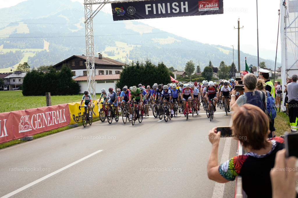 491_20230817_Bewerb_Maenner_Muehlanger | AUT - OESTERREICH, 2023-08-16: SPORT RENNRAD-FAHREN - 55. INTERNATIONALER RADWELTPOKAL IN ST. JOHANN IN TIROL  - Vintage-Radrennen mit WM-Bronze-Medaillen-Siegerin Christina Schweinberger, den Teilnehmer und Alexander Baumann (vom Orginastions-Team) - TAG 2 BEWERB MAENNER IN SECHS GRUPPEN  ; Foto: Roland Muehlanger