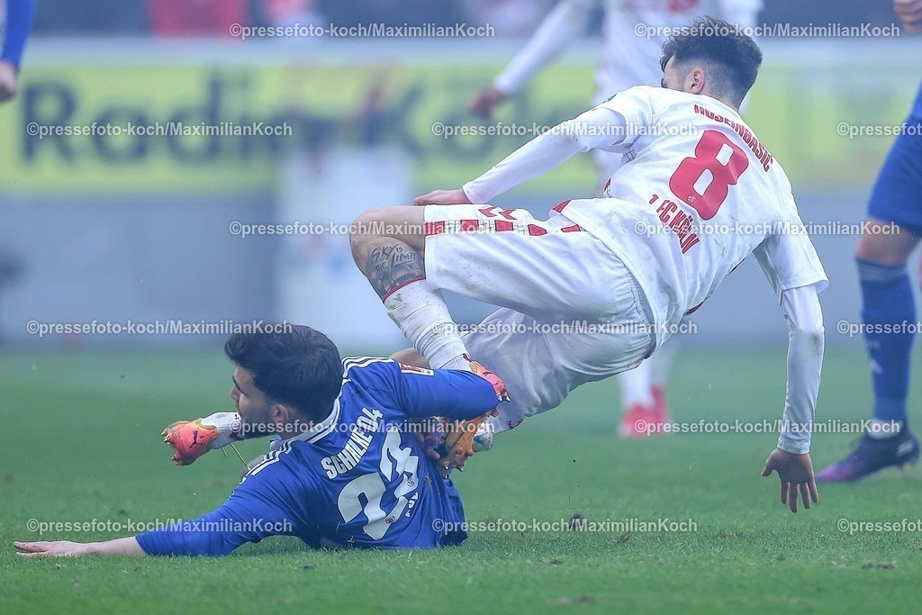 1FC09022501075 | 09.02.2025, Fußball, 1. FC Köln - FC Schalke 04, 2.. Fußball Bundesliga, 21. Spieltag, RheinEnergie-STADION, Saison 2024 2025: Mehmet Aydın (S04 #23) im Zweikampf gegen Denis Huseinbasic (FC Köln #8)DFB regulations prohibit any use of photographs as image sequences and or quasi-video.