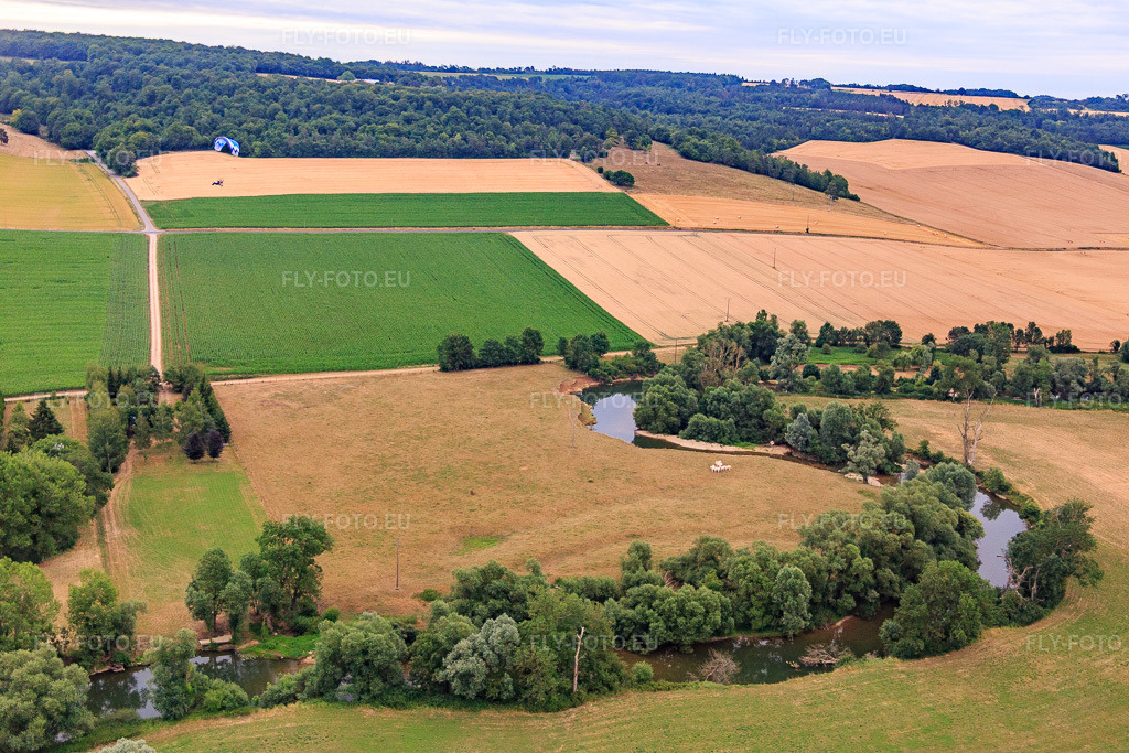 Vue aérienne: Les méandres de la rivière dans la vallée de la Meuse à Vaucouleurs dans le département Meuse, France – .Photo: IMG_083595.jpg prise le 13/07/2015 par Werner Riehm/FLY-FOTO.eu – Résolution de l'original: 5472 x 3648 px