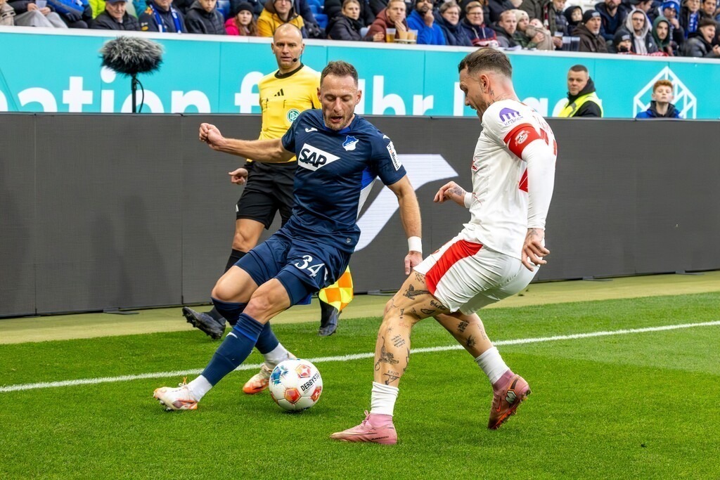 Fußball Bundesliga, Saison 2025/26, 10. Spieltag: TSG Hoffenheim gegen RB Leipzig | Fußball Bundesliga, Saison 2025/26, 10. Spieltag: TSG Hoffenheim gegen RB Leipzig***Am Ball: Vladimir Coufal (34, Hoffenheim) - Realisiert mit Pictrs.com