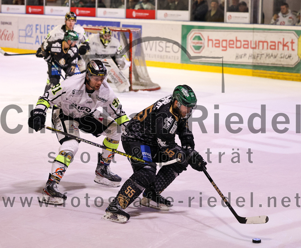 2024-02-16_134_TSV_Erding_gegen_ERSC_Amberg | Erding, Deutschland, 16.02.2024:
Eishockey, Bayernliga Playoffs 2023 / 2024, 1. Spieltag, TSV Erding gegen ERSC Amberg, Endergebnis: 1:2

Michael Kirchberger (ERSC Amberg, #91), Petr Pohl (Erding Gladiators, #55)

Foto: Christian Riedel / fotografie-riedel.net