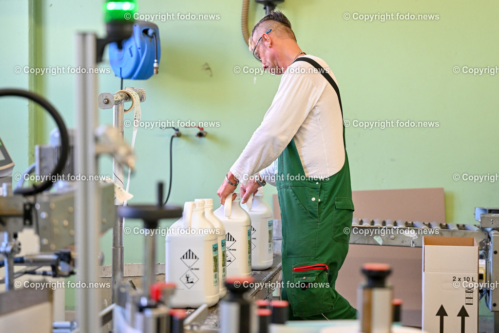 Nufarm Austria_ 22.08.2023-18 | 22.08.2023, Linz, AUT, Nufarm Austria, Pflanzenschutz, im Bild Arbeiter bei Nufarm Austria