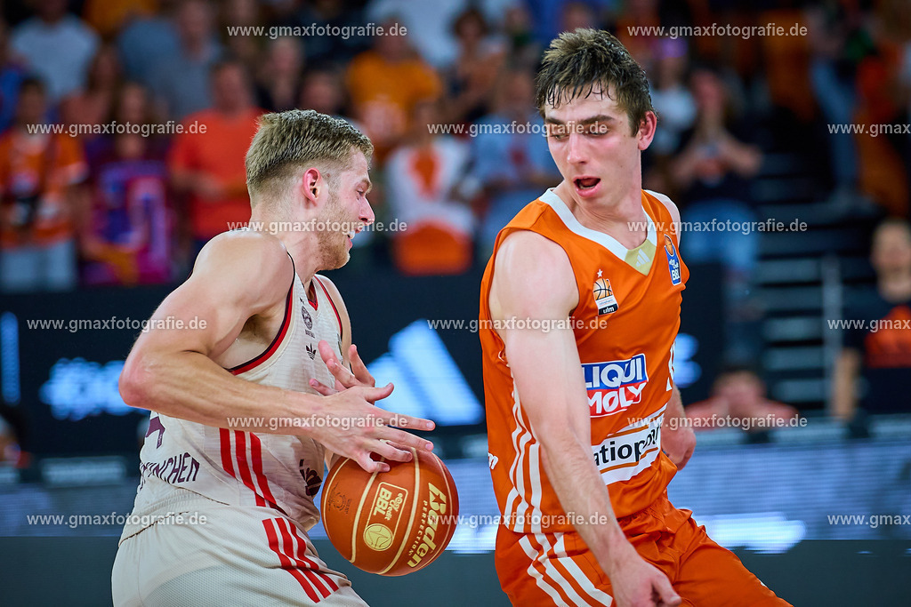 GER, ratiopharm ulm gegen FC Bayern, Basketball, 2. PlayOff, Finale, EasyCredit Bundesliga, Spielzeit 2024/2025, 18.06.2025 | Jack White (FC Bayern, #04) und Justinian Jessup (ratiopharm ulm, #10)GER, ratiopharm ulm gegen FC Bayern, Basketball, 2. PlayOff, Finale, EasyCredit Bundesliga, Spielzeit 2024/2025, 18.06.2025Foto: Eibner-Pressefoto/Gerald Oelze-de Stoppany