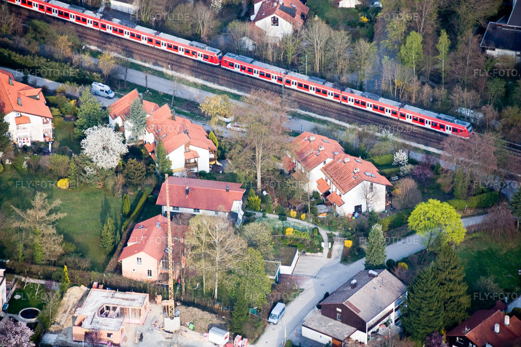 Luftbild: Regionalbahn in Tutzing im Bundesland Bayern in Deutschland. Foto: IMG_17953.jpg vom 15.04.2009 durch Werner Riehm/FLY-FOTO.de