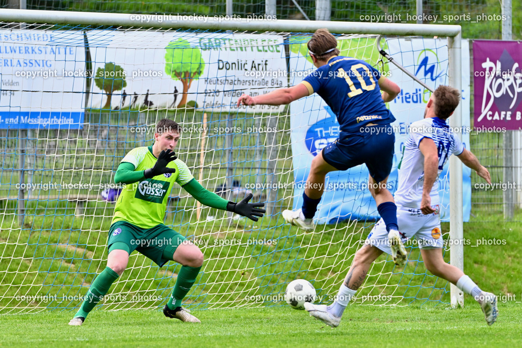ATUS Velden vs. SV Dellach Gail | Tor ATUS Velden, #22 Jaka Grilj Miletic Dellach Gail, #10 Lukas Lausegger ATUS Velden, #91 Franz Übleis Dellach Gail, ATUS Velden vs. SV Dellach Gail, ATUS Velden vs. SV Dellach Gail am 03.05.2025 in Velden (Wald Arena Velden), Austria, (Photo by Bernd Stefan)