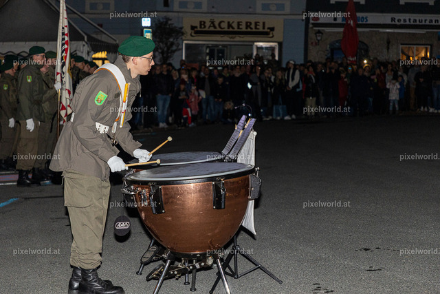 Großer Zapfenstreich am Hauptplatz in Feldkirchen | Bildershop von pixelworld.at - Realisiert mit Pictrs.com