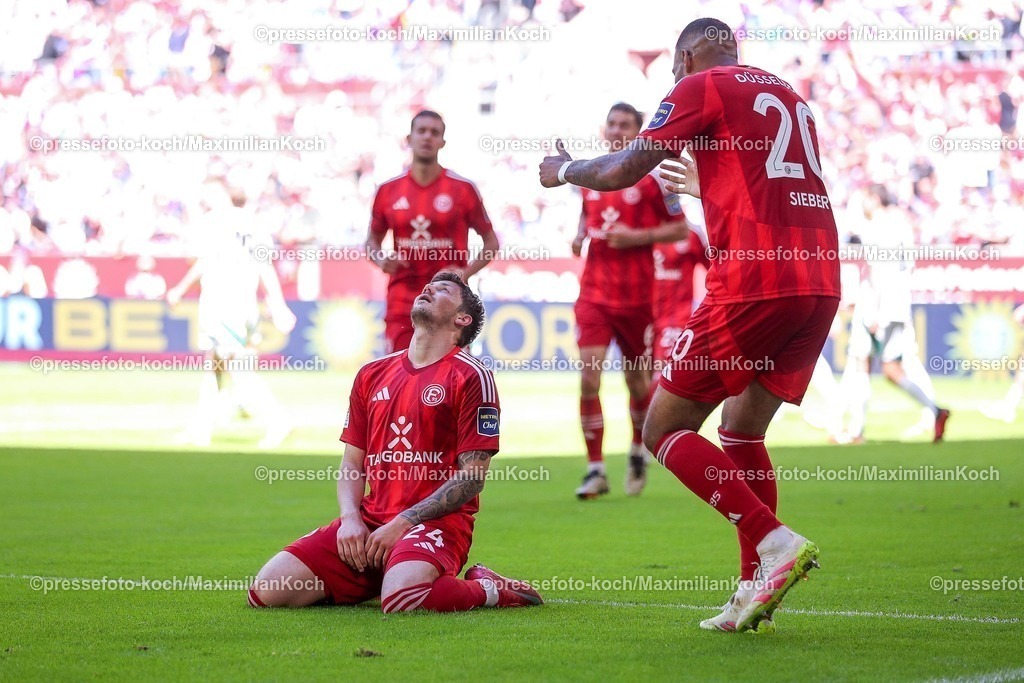 F9510052501037 | 10.05.2025, Fußball, Fortuna Düsseldorf - FC Schalke 04, 2. Fußball Bundesliga, Merkur Spiel-Arena, Saison 2024 2025: Torjubel nach dem Tor zum 1:0 durch Torschütze Dawid Kownacki (Fortuna Duesseldorf #24) DFB regulations prohibit any use of photographs as image sequences and or quasi-video.