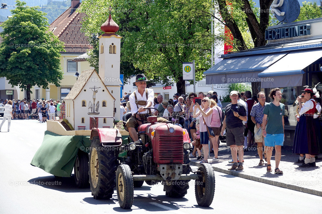 news-2022-Juli17-Musikumzug-Reutte-DSD03073-Trenner1-Traktor+Kirche | Info aus dem Bezirk Reutte/Ausserfern Tirol sowie eine umfangreiche Bilddatenbank über die gesamte Region: Lechtal, Talkessel Reutte, Tannheimertal, Zwischentoren. Lech, Plansee, Zugspitze, Grenztunnel, B179, Fernpassstraße, Verkehr, Lawinen, Tradition, - Realisiert mit Pictrs.com