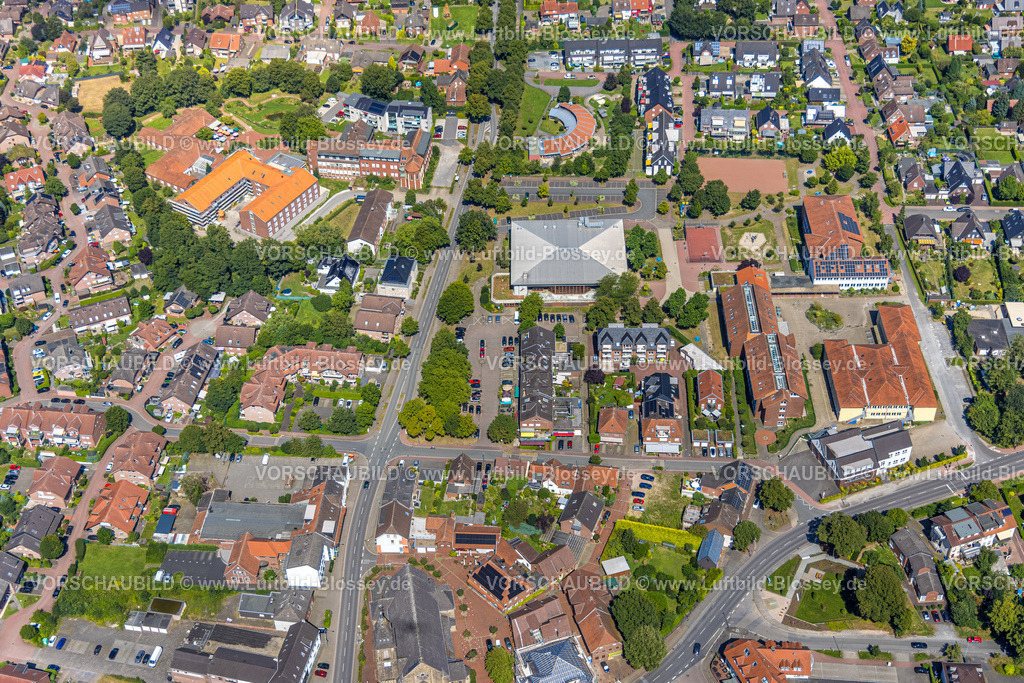 Schermbeck240801975 | Luftbild, Ortszentrum Innenstadtansicht mit Erler Straße, Gesamtschule Schermbeck mit quadratischer Sporthalle Erler Straße, Caritas Pflegeeinrichtung Marienheim Seniorenheim und halbrundes Gebäude evang. Kindergarten, Altschermbeck, Schermbeck, Ruhrgebiet, Nordrhein-Westfalen, Deutschland